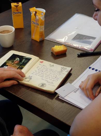 1601. Scholieren schrijven herinneringsboek voor bewoners Oudshoorn.jpg