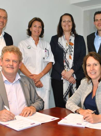 Ondertekening Alrijne Sectra 3 mei 2016.jpg