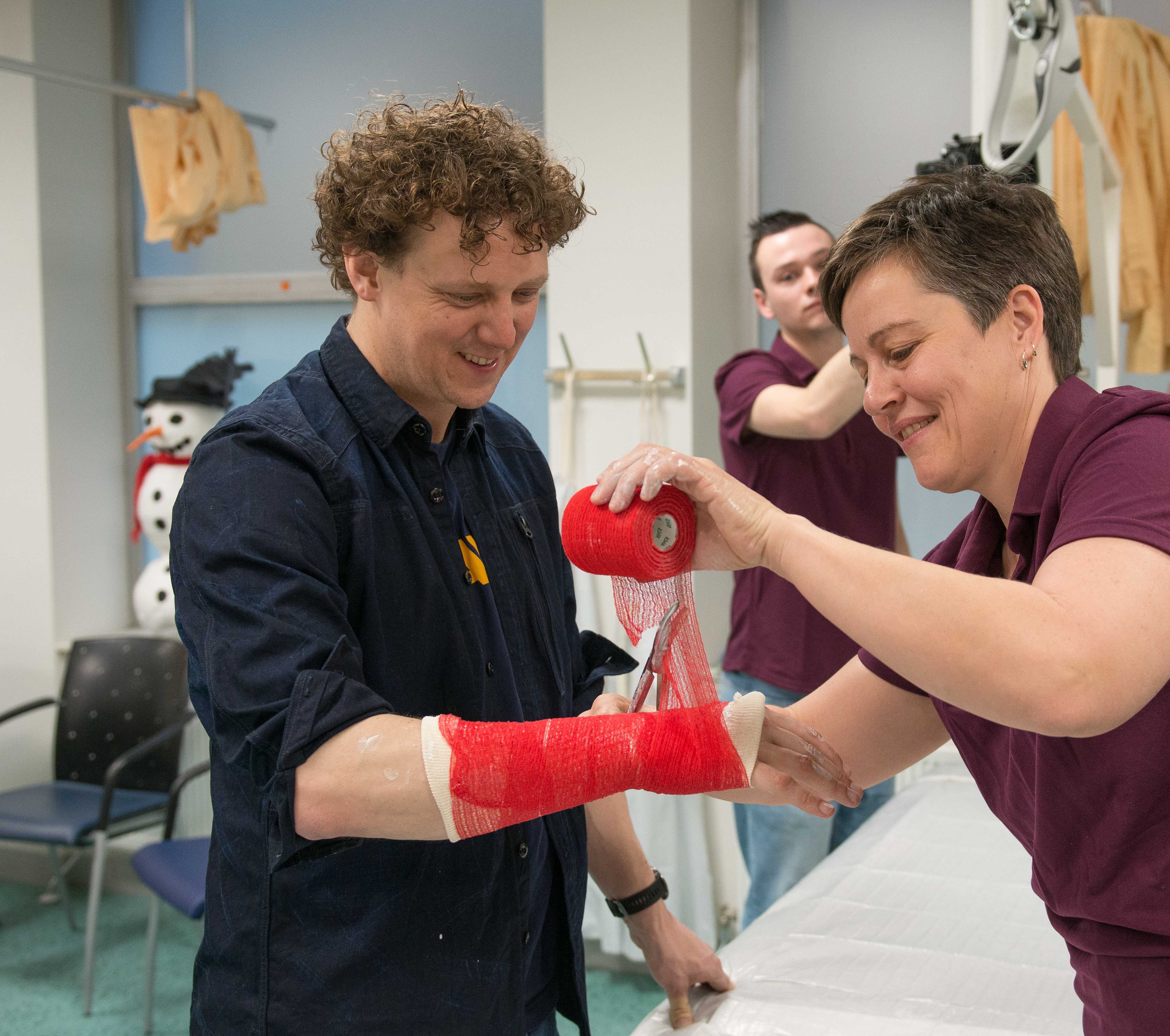 Een populaire activiteit_arm gipsen.jpg